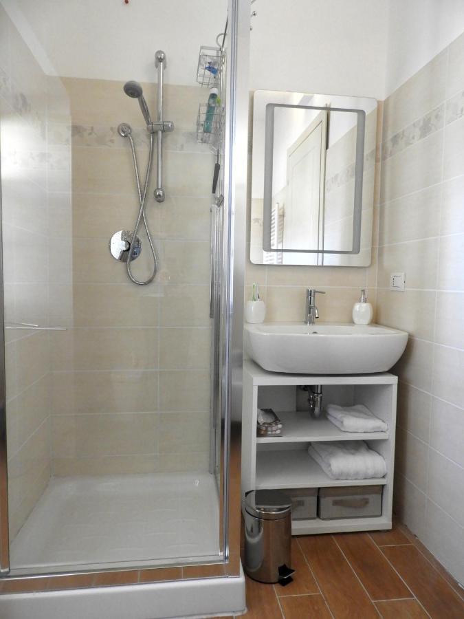 Villa Maghetti - Modernized Flat In Historic Palazzo In The Center Of Luino Exterior foto