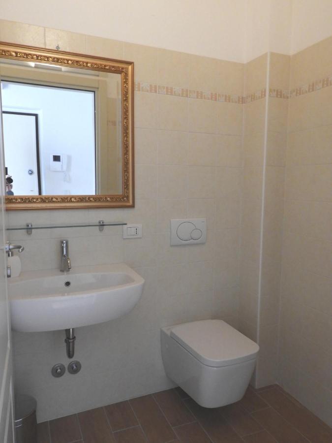 Villa Maghetti - Modernized Flat In Historic Palazzo In The Center Of Luino Exterior foto